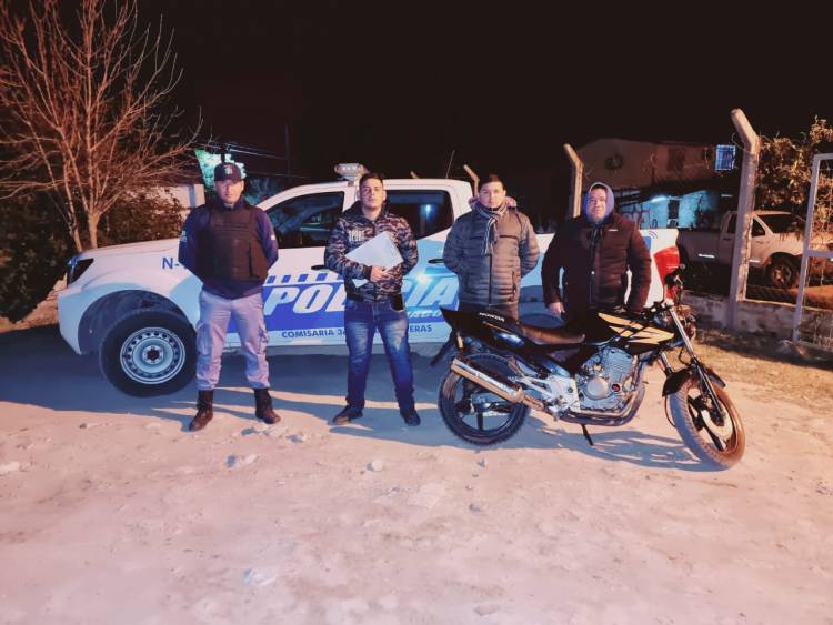 RECUPERAN UNA MOTOCICLETA ROBADA EN UN CAMINO VECINAL DE COLONIA TACUARI 