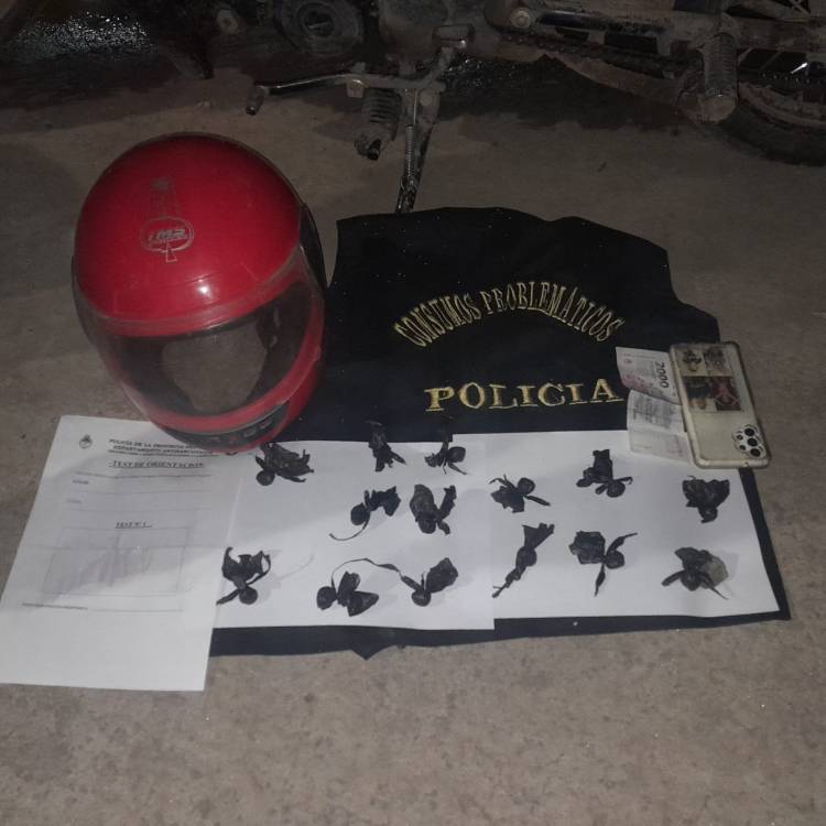 DETIENEN A UN MOTOCICLISTA CON DROGA