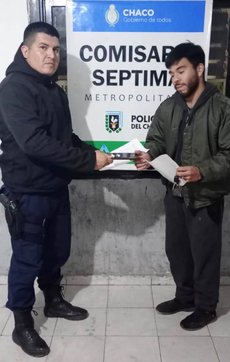 SE LLEVÓ UN CELULAR AJENO, NO FUE MUY LEJOS