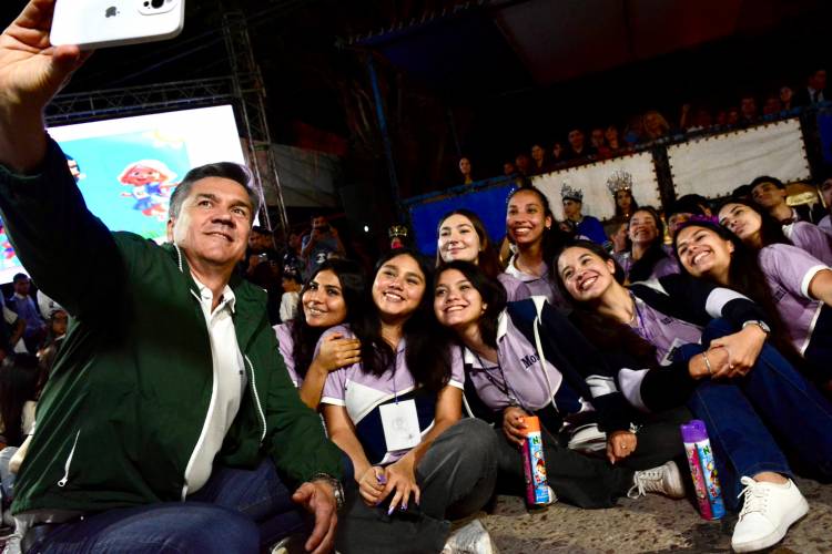 LAS BREÑAS: EL GOBERNADOR ZDERO ACOMPAÑÓ EL DESFILE PROVINCIAL DE CARROZAS DE LOS ESTUDIANTES