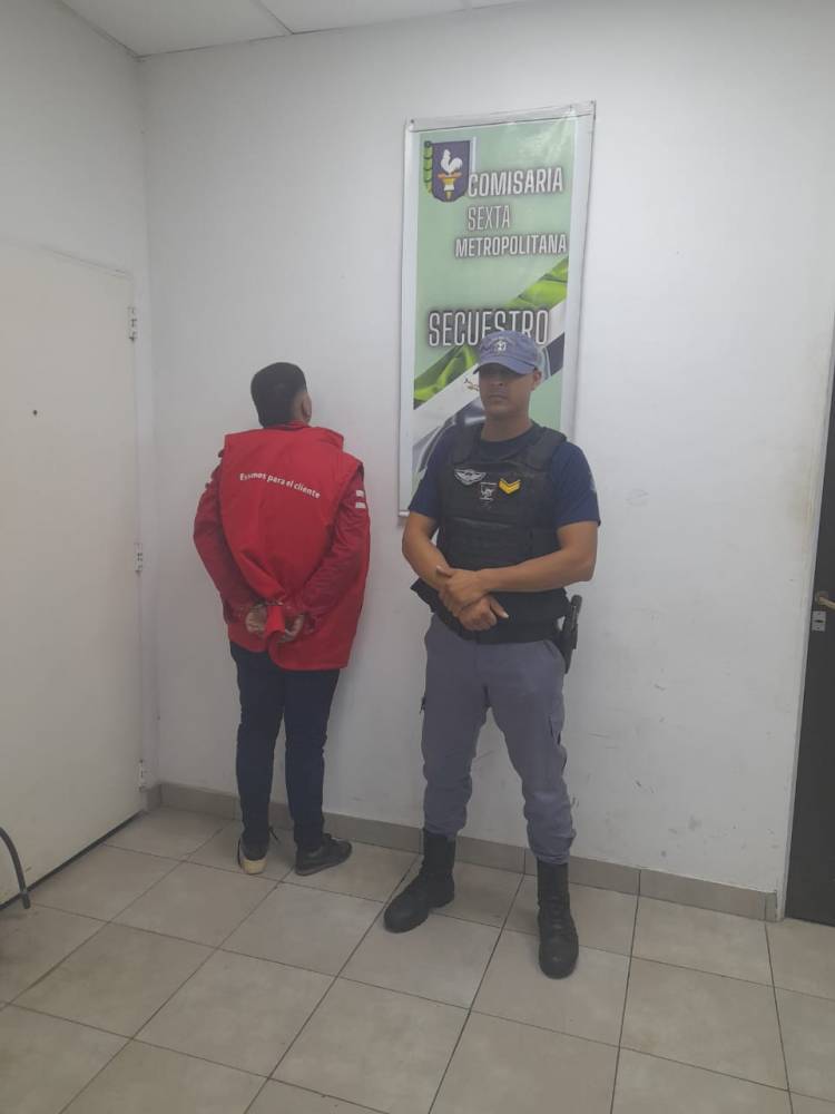 DETIENEN A UN MOTOCICLISTA POR SUSTRAER UN CELULAR