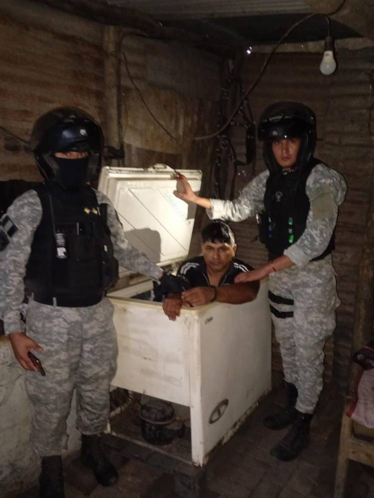 VIOLÓ LA PRISIÓN DOMICILIARIA Y LO ATRAPARON OCULTO EN UN FREEZER