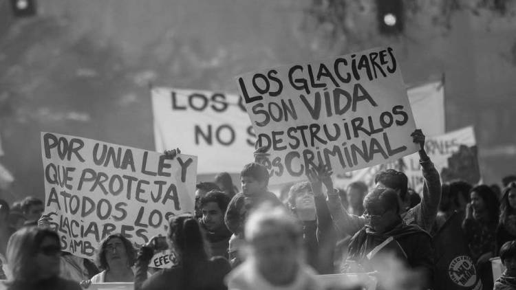 PROTESTA CONTRA LA LEY DE GLACIARES EN EL CONGRESO: DETUVIERON A AMBIENTALISTAS DE GREENPEACE Y A UN CAMARÓGRAFO